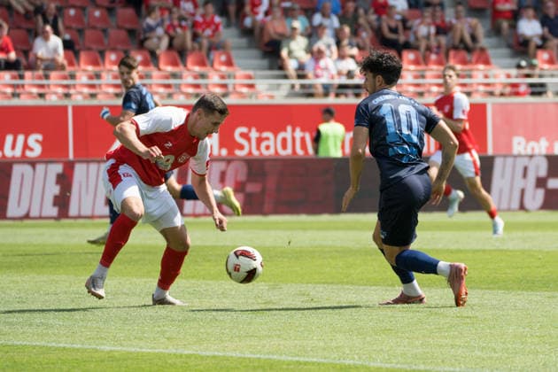 Marius Hauptmann (HFC, 23), Domenico Alberico (CFC, 10), Hallescher FC vs. Chemnitzer FC, Fussball, Regionalliga Nordost, 4. Spieltag, Saison 2026 27, 09.08.2026 Halle Leuna Chemie Stadion ST Deutschland *** Marius Hauptmann (HFC), 23, Domenico Alberico (CFC), 10, Hallescher FC vs. Chemnitzer FC, Soccer, Northeast Regional League, Matchday 4, 2026–27 Season, September 8, 2026, Halle Leuna Chemie Stadium, ST Deutschland