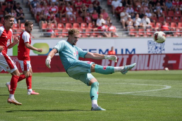 Torwart Luca Bendel (HFC, 32), Abschlag, Hallescher FC vs. Chemnitzer FC, Fussball, Regionalliga Nordost, 4. Spieltag, Saison 2026 27, 09.08.2026 Halle Leuna Chemie Stadion ST Deutschland *** Goalkeeper Luca Bendel (HFC), 32, takeoff, Hallescher FC vs. Chemnitzer FC, soccer, Northeast Regional League, Matchday 4, 2026–27 season, September 8, 2026, Halle Leuna Chemie Stadium, ST Germany