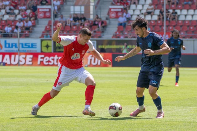 Marius Hauptmann (HFC, 23), Domenico Alberico (CFC, 10), Hallescher FC vs. Chemnitzer FC, Fussball, Regionalliga Nordost, 4. Spieltag, Saison 2026 27, 09.08.2026 Halle Leuna Chemie Stadion ST Deutschland *** Marius Hauptmann (HFC), 23, Domenico Alberico (CFC), 10, Hallescher FC vs. Chemnitzer FC, Soccer, Northeast Regional League, Matchday 4, 2026–27 Season, September 8, 2026, Halle Leuna Chemie Stadium, ST Deutschland