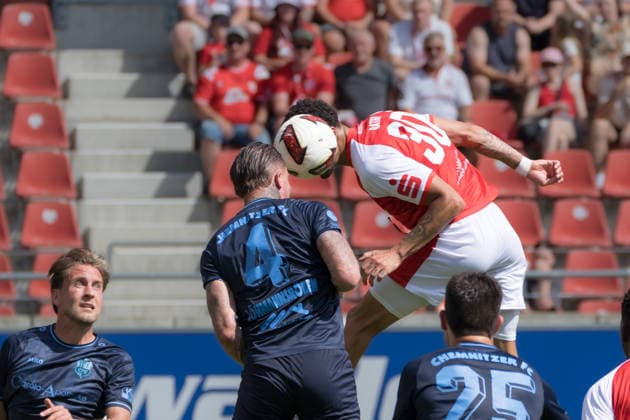 Jan Löhmannsröben (CFC, 4), Stanley Ratifo (HFC, 30), Kopfballduell, Hallescher FC vs. Chemnitzer FC, Fussball, Regionalliga Nordost, 4. Spieltag, Saison 2026 27, 09.08.2026 Halle Leuna Chemie Stadion ST Deutschland *** Jan Löhmannsröben (CFC), 4, Stanley Ratifo (HFC), 30, header duel, Hallescher FC vs. Chemnitzer FC, soccer, Northeast Regional League, Matchday 4, 2026–27 season, August 9, 2026, Halle Leuna Chemie Stadium, ST, Germany
