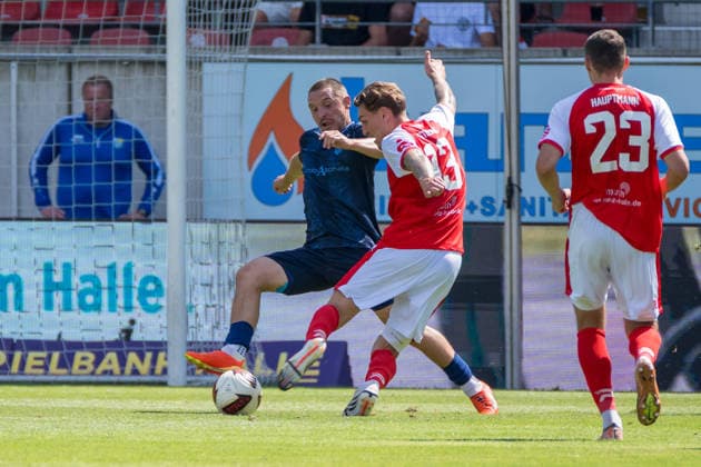 Andreas Geipl (CFC, 6), Niclas Stierlin (HFC, 13), Marius Hauptmann (HFC, 23), Hallescher FC vs. Chemnitzer FC, Fussball, Regionalliga Nordost, 4. Spieltag, Saison 2026 27, 09.08.2026 Halle Leuna Chemie Stadion ST Deutschland *** Andreas Geipl (CFC), 6, Niclas Stierlin (HFC), 13, Marius Hauptmann (HFC), 23, Hallescher FC vs. Chemnitzer FC, Soccer, Northeast Regional League, Matchday 4, 2026–27 Season, August 9, 2026, Halle Leuna Chemie Stadium, ST Deutschland