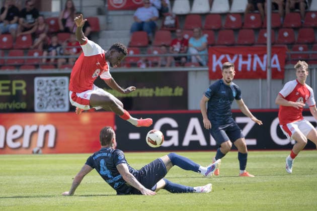 Bocar Baro (HFC, 9), Jan Löhmannsröben (CFC, 4), Hallescher FC vs. Chemnitzer FC, Fussball, Regionalliga Nordost, 4. Spieltag, Saison 2026 27, 09.08.2026 Halle Leuna Chemie Stadion ST Deutschland *** Bocar Baro HFC, 9, Jan Löhmannsröben CFC, 4, Hallescher FC vs. Chemnitzer FC, Soccer, Northeast Regional League, Matchday 4, 2026–27 Season, August 9, 2026, Halle Leuna Chemie Stadium, ST Deutschland