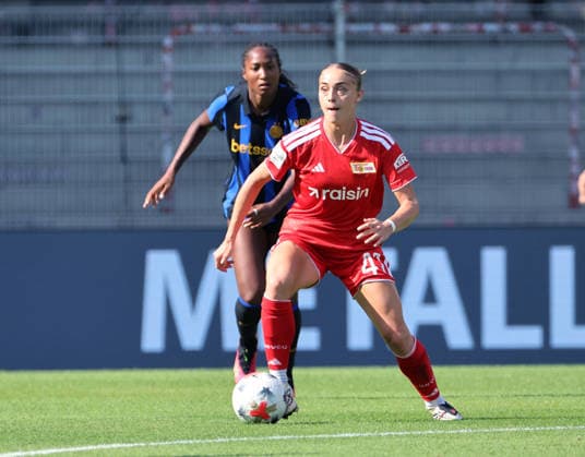 Lia Kamber am Ball Zweikampf Spielszene Aktion Fußball Fussball Testspiel Frauen Damen Bundesliga Saison 2026 2027 09.08.2026 1.FC Union Berlin FCU vs Inter Mailand DFL regulations prohibit any use of photographs as image sequences and or quasi-video *** Lia Kamber on the ball, tackle, game scene, action, sports, soccer, women s soccer, friendly match, Women s Bundesliga, 2026–2027 season, September 8, 2026, 1. FC Union Berlin (FCU) vs. Inter Milan. DFL regulations prohibit any use of photographs as image sequences and or quasi-video.