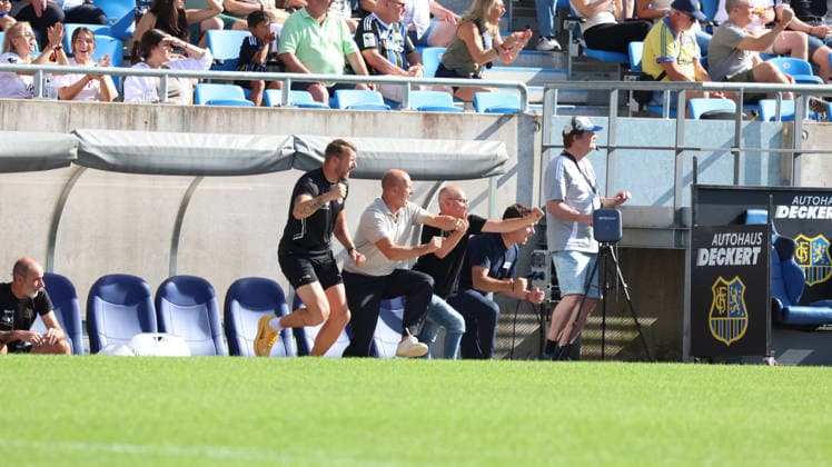 09.08.2026, xrekx, Fussball 3.Liga, 1.FC Saarbruecken - Rot-Weiss Essen v.l. Dirk Orlishausen Torwarttrainer (1.FC Saarbruecken) Markus Thiele Sportvorstand (1.FC Saarbruecken) Bastian Noth Leiter Lizenzbereich (1.FC Saarbruecken) Argirios Giannikis (Trainer, 1. FC Saarbruecken) bejubeln den Treffer zum 1:2 durch Mladen Cvjetinovic (1. FC Saarbruecken) (DFL DFB REGULATIONS PROHIBIT ANY USE OF PHOTOGRAPHS as IMAGE SEQUENCES and or QUASI-VIDEO) Saarbruecken *** August 9, 2026, xrekx, Soccer 3rd Division, 1 FC Saarbrücken vs. Rot-Weiss Essen; from left: Dirk Orlishausen, goalkeeper coach, 1 FC Saarbrücken; Markus Thiele, sporting director, 1 FC Saarbrücken; Bastian Noth, head of licensing, 1 FC Saarbrücken; Argirios Giannikis, coach, 1 FC Saarbrücken celebrate the goal that made it 1–2 by Mladen Cvjetinovic. 1 FC Saarbrücken. DFL and DFB regulations prohibit any use of photographs as image sequences and or quasi-video. Saarbrücken