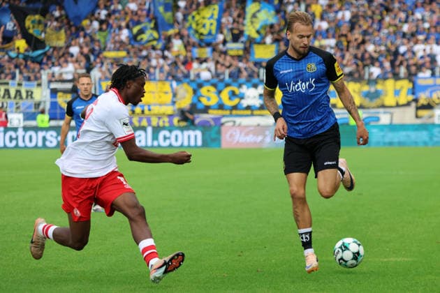09.08.2026, Fussball, Herren, 3. Liga, Saison 2026 2027, 1. FC Saarbrücken - Rot-Weiss Essen, Niko Bretschneider (1. FC Saarbrücken), Dickson Abiama (Rot-Weiss Essen) Saarbrücken Ludwigsparkstadion Saarland Deutschland (DEU) *** August 9, 2026, Soccer, Men s, 3rd Division, 2026–2027 Season, 1 FC Saarbrücken vs. Rot-Weiss Essen, Niko Bretschneider (1 FC Saarbrücken), Dickson Abiama (Rot-Weiss Essen), Saarbrücken, Ludwigsparkstadion, Saarland, Germany, DEU Copyright: xSebastianxBachx