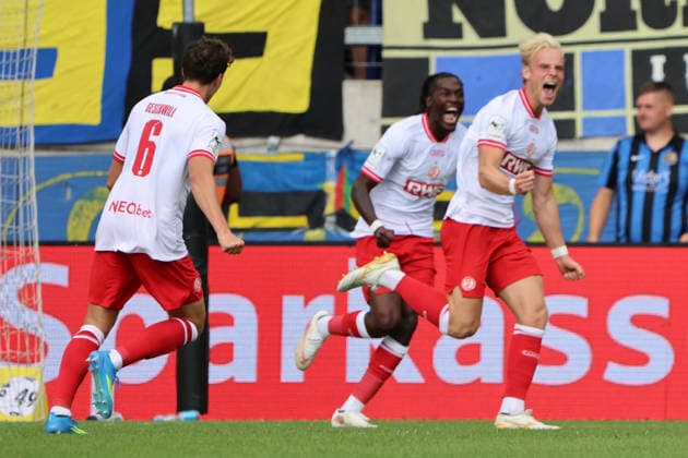 09.08.2026, Fussball, Herren, 3. Liga, Saison 2026 2027, 1. FC Saarbrücken - Rot-Weiss Essen, Torjubel zum 0:1, Torschütze: Ben Hüning (Rot-Weiss Essen) Saarbrücken Ludwigsparkstadion Saarland Deutschland (DEU) *** August 9, 2026, Soccer, Men s, 3rd Division, 2026–2027 Season, 1 FC Saarbrücken vs. Rot-Weiss Essen, Goal celebration after the 0–1, Goal scorer: Ben Hüning, Rot-Weiss Essen, Saarbrücken, Ludwigsparkstadion, Saarland, Germany, DEU Copyright: xSebastianxBachx