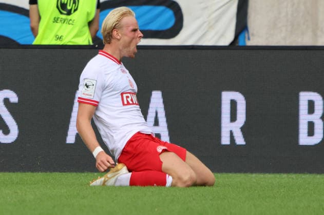 09.08.2026, Fussball, Herren, 3. Liga, Saison 2026 2027, 1. FC Saarbrücken - Rot-Weiss Essen, Torjubel zum 0:1, Torschütze: Ben Hüning (Rot-Weiss Essen) Saarbrücken Ludwigsparkstadion Saarland Deutschland (DEU) *** August 9, 2026, Soccer, Men s, 3rd Division, 2026–2027 Season, 1 FC Saarbrücken vs. Rot-Weiss Essen, Goal celebration after the 0–1, Goal scorer: Ben Hüning, Rot-Weiss Essen, Saarbrücken, Ludwigsparkstadion, Saarland, Germany, DEU Copyright: xSebastianxBachx