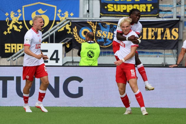 09.08.2026, Fussball, Herren, 3. Liga, Saison 2026 2027, 1. FC Saarbrücken - Rot-Weiss Essen, Torjubel zum 0:1, Torschütze: Ben Hüning (Rot-Weiss Essen) Saarbrücken Ludwigsparkstadion Saarland Deutschland (DEU) *** August 9, 2026, Soccer, Men s, 3rd Division, 2026–2027 Season, 1 FC Saarbrücken vs. Rot-Weiss Essen, Goal celebration after the 0–1, Goal scorer: Ben Hüning, Rot-Weiss Essen, Saarbrücken, Ludwigsparkstadion, Saarland, Germany, DEU Copyright: xSebastianxBachx
