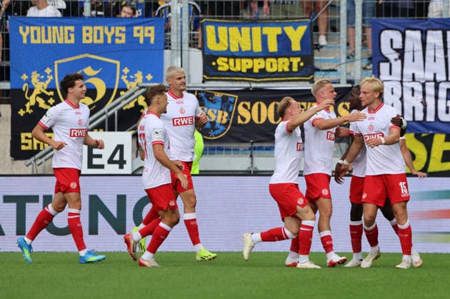 09.08.2026, Fussball, Herren, 3. Liga, Saison 2026 2027, 1. FC Saarbrücken - Rot-Weiss Essen, Torjubel zum 0:1, Torschütze: Ben Hüning (Rot-Weiss Essen) Saarbrücken Ludwigsparkstadion Saarland Deutschland (DEU) *** August 9, 2026, Soccer, Men s, 3rd Division, 2026–2027 Season, 1 FC Saarbrücken vs. Rot-Weiss Essen, Goal celebration after the 0–1, Goal scorer: Ben Hüning, Rot-Weiss Essen, Saarbrücken, Ludwigsparkstadion, Saarland, Germany, DEU Copyright: xSebastianxBachx