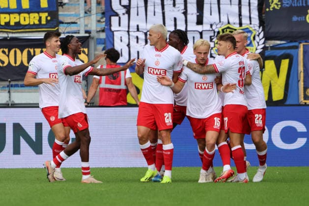 09.08.2026, Fussball, Herren, 3. Liga, Saison 2026 2027, 1. FC Saarbrücken - Rot-Weiss Essen, Torjubel zum 0:1, Torschütze: Ben Hüning (Rot-Weiss Essen) Saarbrücken Ludwigsparkstadion Saarland Deutschland (DEU) *** August 9, 2026, Soccer, Men s, 3rd Division, 2026–2027 Season, 1 FC Saarbrücken vs. Rot-Weiss Essen, Goal celebration after the 0–1, Goal scorer: Ben Hüning, Rot-Weiss Essen, Saarbrücken, Ludwigsparkstadion, Saarland, Germany, DEU Copyright: xSebastianxBachx