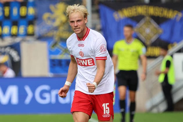 09.08.2026, Fussball, Herren, 3. Liga, Saison 2026 2027, 1. FC Saarbrücken - Rot-Weiss Essen, Torjubel zum 0:1, Torschütze: Ben Hüning (Rot-Weiss Essen) Saarbrücken Ludwigsparkstadion Saarland Deutschland (DEU) *** August 9, 2026, Soccer, Men s, 3rd Division, 2026–2027 Season, 1 FC Saarbrücken vs. Rot-Weiss Essen, Goal celebration after the 0–1, Goal scorer: Ben Hüning, Rot-Weiss Essen, Saarbrücken, Ludwigsparkstadion, Saarland, Germany, DEU Copyright: xSebastianxBachx