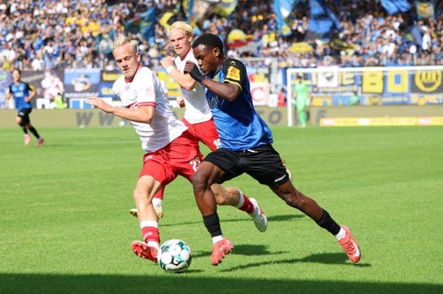 09.08.2026, Fussball, Herren, 3. Liga, Saison 2026 2027, 1. FC Saarbrücken - Rot-Weiss Essen, Abdenko Nankishi (1. FC Saarbrücken), Ben Hüning (Rot-Weiss Essen) Saarbrücken Ludwigsparkstadion Saarland Deutschland (DEU) *** August 9, 2026, Soccer, Men s, 3rd Division, 2026–2027 Season, 1 FC Saarbrücken vs. Rot-Weiss Essen, Abdenko Nankishi (1 FC Saarbrücken), Ben Hüning (Rot-Weiss Essen), Saarbrücken, Ludwigsparkstadion, Saarland, Germany, DEU Copyright: xSebastianxBachx