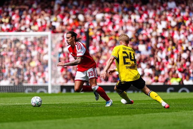 Riccardo Calafiori (FC Arsenal, 33), Daniel Svensson (Borussia Dortmund, 24) GER, FC Arsenal vs. Borussia Dortmund, Fußball, Emirates Cup 2026, Saison 2026 2027, 09.08.2026 GER, FC Arsenal vs. Borussia Dortmund, Fußball, Emirates Cup 2026, Saison 2026 2027, 09.08.2026 London *** Riccardo Calafiori, Arsenal FC, 33, Daniel Svensson, Borussia Dortmund, 24 (GER), Arsenal FC vs. Borussia Dortmund, Soccer, Emirates Cup 2026, 2026–2027 Season, August 9, 2026 GER, FC Arsenal vs. Borussia Dortmund, Soccer, Emirates Cup 2026, 2026–2027 Season, August 9, 2026 London Copyright: xEibner-Pressefoto MarcelxvonxFehrnx EP_MFN_P