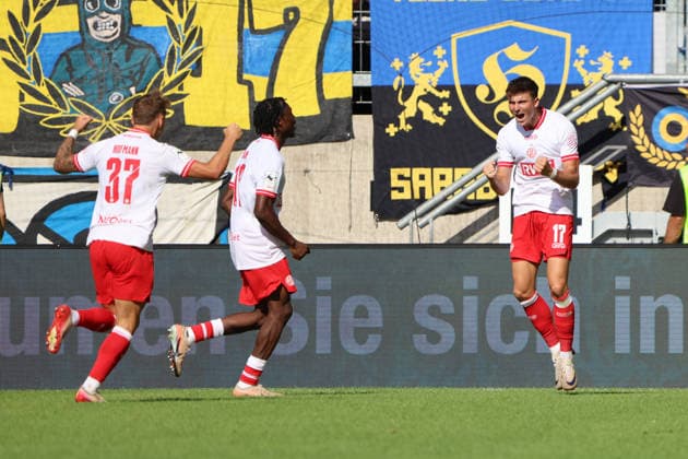 09.08.2026, Fussball, Herren, 3. Liga, Saison 2026 2027, 1. FC Saarbrücken - Rot-Weiss Essen, Torjubel zum 0:2, Torschütze: Semir Telalovic (Rot-Weiss Essen) Saarbrücken Ludwigsparkstadion Saarland Deutschland (DEU) *** August 9, 2026, Soccer, Men s, 3rd Division, 2026–2027 Season, 1 FC Saarbrücken vs. Rot-Weiss Essen, Goal celebration after the 0–2 goal, Goal scorer: Semir Telalovic, Rot-Weiss Essen, Saarbrücken, Ludwigsparkstadion, Saarland, Germany, DEU Copyright: xSebastianxBachx