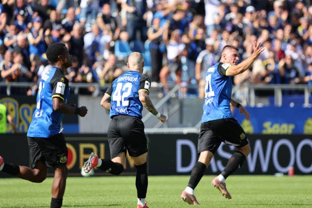 09.08.2026, Fussball, Herren, 3. Liga, Saison 2026 2027, 1. FC Saarbrücken - Rot-Weiss Essen, Torjubel zum 1:2, Torschütze: Mladen Cvjetinovic (1. FC Saarbrücken) Saarbrücken Ludwigsparkstadion Saarland Deutschland (DEU) *** August 9, 2026, Soccer, Men s, 3rd Division, 2026–2027 Season, 1 FC Saarbrücken vs. Rot-Weiss Essen, goal celebration after the 1–2, goal scorer Mladen Cvjetinovic, 1 FC Saarbrücken, Saarbrücken, Ludwigsparkstadion, Saarland, Germany, DEU Copyright: xSebastianxBachx