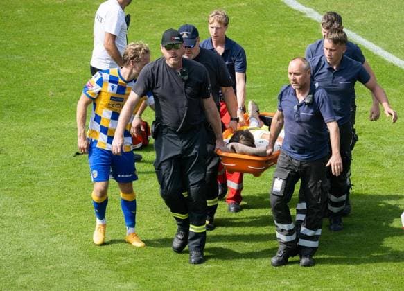 FUSSBALL - REGIONALLIGA SAISON 2026-2027 NORDOST 4. SPIELTAG JENA - ERFURT ** NUR FÜR REDAKTIONELLE ZWECKE ** EDITORIAL USE ONLY **<p>09 08 2026-Jena: Fussball Regionalliga Nordost Saison 2026 20227 Ernst-Abbe-Sportfeld 4. Spieltag FC Carl Zeiss Jena - FC Rot Weiss Erfurt im Foto: nach demZusammnprall zwischen Torhüter Lorenz Otto 1 (FC Rot Weiss Erfurt) und Manasse Eshele 9 (FC Carl Zeiss Jena) muss Otto verletzt vom Platz ( Deutschland Thueringen Jena Copyright: SaschaxFromm *** SOCCER REGIONAL LEAGUE SEASON 2026–2027 NORTHEAST, MATCHDAY 4: JENA VS. ERFURT ** FOR EDITORIAL PURPOSES ONLY ** EDITORIAL USE ONLY ** August 9, 2026 Jena Soccer Regional League Northeast Season 2026–2027 Ernst Abbe Stadium Matchday 4 FC Carl Zeiss Jena vs. FC Rot-Weiss Erfurt in the photo after the collision between goalkeeper Lorenz Otto of FC Carl Zeiss Jena and Manasse Eshele of FC Rot-Weiss Erfurt and Manasse Eshele (No. 9, FC Carl Zeiss Jena); Otto is forced to leave the field due to injury. Germany, Thuringia, Jena. Copyright SaschaxFromm Copyright: SaschaxFromm doc87334tu4zo41gm99trli ,EDITORIAL USE ONLY