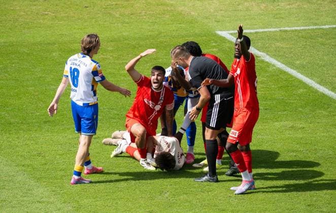 FUSSBALL - REGIONALLIGA SAISON 2026-2027 NORDOST 4. SPIELTAG JENA - ERFURT ** NUR FÜR REDAKTIONELLE ZWECKE ** EDITORIAL USE ONLY **<p>09 08 2026-Jena: Fussball Regionalliga Nordost Saison 2026 20227 Ernst-Abbe-Sportfeld 4. Spieltag FC Carl Zeiss Jena - FC Rot Weiss Erfurt im Foto: nach demZusammnprall zwischen Torhüter Lorenz Otto 1 (FC Rot Weiss Erfurt) und Manasse Eshele 9 (FC Carl Zeiss Jena) muss Otto verletzt vom Platz ( Deutschland Thueringen Jena Copyright: SaschaxFromm *** SOCCER REGIONAL LEAGUE SEASON 2026–2027 NORTHEAST, MATCHDAY 4: JENA VS. ERFURT ** FOR EDITORIAL PURPOSES ONLY ** EDITORIAL USE ONLY ** August 9, 2026 Jena Soccer Regional League Northeast Season 2026–2027 Ernst Abbe Stadium Matchday 4 FC Carl Zeiss Jena vs. FC Rot-Weiss Erfurt in the photo after the collision between goalkeeper Lorenz Otto of FC Carl Zeiss Jena and Manasse Eshele of FC Rot-Weiss Erfurt and Manasse Eshele (No. 9, FC Carl Zeiss Jena); Otto is forced to leave the field due to injury. Germany, Thuringia, Jena. Copyright SaschaxFromm Copyright: SaschaxFromm doc87334tuacv4tkr0ipss ,EDITORIAL USE ONLY