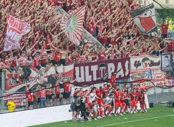 FUSSBALL - REGIONALLIGA SAISON 2026-2027 NORDOST 4. SPIELTAG JENA - ERFURT ** NUR FÜR REDAKTIONELLE ZWECKE ** EDITORIAL USE ONLY **<p>09 08 2026-Jena: Fussball Regionalliga Nordost Saison 2026 20227 Ernst-Abbe-Sportfeld 4. Spieltag FC Carl Zeiss Jena - FC Rot Weiss Erfurt im Foto: Ausgelassen feiern die Erfurter den Sieg mit den Fans ( Deutschland Thueringen Jena Copyright: SaschaxFromm *** SOCCER REGIONAL LEAGUE 2026–2027 SEASON, NORTHEAST DIVISION, MATCHDAY 4: JENA VS. ERFURT ** FOR EDITORIAL PURPOSES ONLY ** EDITORIAL USE ONLY ** p 09 08 2026 Jena Soccer Regional League Northeast Season 2026–2027 Ernst Abbe Stadium Matchday 4 FC Carl Zeiss Jena vs. FC Rot-Weiss Erfurt In the photo: The Erfurt players celebrate their victory exuberantly with the fans Germany Thuringia Jena Copyright SaschaxFromm Copyright: SaschaxFromm doc87336okquq0cyqfo120r ,EDITORIAL USE ONLY