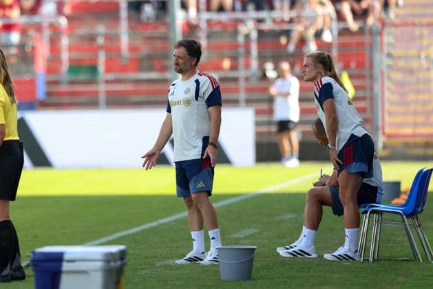 Jose Barcala (FC Bayern Muenchen, Chef-Trainer), mit Clara Schoene (FC Bayern Muenchen, Co-Trainerin), GER, FC Bayern Muenchen vs. Paris FC, Fussball, Testspiel, Saison 2026 2027, 09.08.2026, GER, FC Bayern Muenchen vs. Paris FC, Fussball, Testspiel, Saison 2026 2027, 09.08.2026 Unterhaching *** Jose Barcala, FC Bayern Munich, Head Coach, with Clara Schoene, FC Bayern Munich, Assistant Coach, GER, FC Bayern Munich vs. Paris FC, Soccer, Friendly Match, 2026–2027 Season, August 9, 2026, GER, FC Bayern Munich vs. Paris FC, soccer, friendly match, 2026–2027 season, August 9, 2026, Unterhaching Copyright: xEibner-Pressefoto JennixMaulx EP_JML