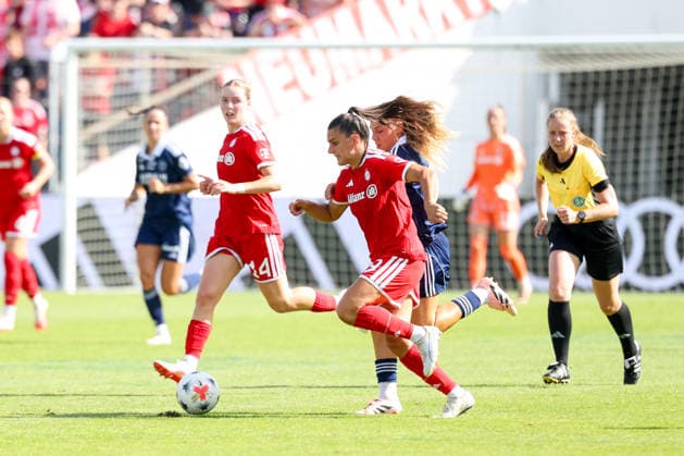 Jovana Damnjanovic (FC Bayern Muenchen, 09) mit Ball, GER, FC Bayern Muenchen vs. Paris FC, Fussball, Testspiel, Saison 2026 2027, 09.08.2026, GER, FC Bayern Muenchen vs. Paris FC, Fussball, Testspiel, Saison 2026 2027, 09.08.2026 Unterhaching *** Jovana Damnjanovic, FC Bayern Munich, No. 09 with the ball, GER, FC Bayern Munich vs. Paris FC, soccer, friendly match, 2026–2027 season, August 9, 2026, GER, FC Bayern Munich vs. Paris FC, soccer, friendly match, 2026–2027 season, August 9, 2026, Unterhaching Copyright: xEibner-Pressefoto JennixMaulx EP_JML