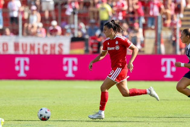 Jovana Damnjanovic (FC Bayern Muenchen, 09) mit Ball, GER, FC Bayern Muenchen vs. Paris FC, Fussball, Testspiel, Saison 2026 2027, 09.08.2026, GER, FC Bayern Muenchen vs. Paris FC, Fussball, Testspiel, Saison 2026 2027, 09.08.2026 Unterhaching *** Jovana Damnjanovic, FC Bayern Munich, No. 09 with the ball, GER, FC Bayern Munich vs. Paris FC, soccer, friendly match, 2026–2027 season, August 9, 2026, GER, FC Bayern Munich vs. Paris FC, soccer, friendly match, 2026–2027 season, August 9, 2026, Unterhaching Copyright: xEibner-Pressefoto JennixMaulx EP_JML