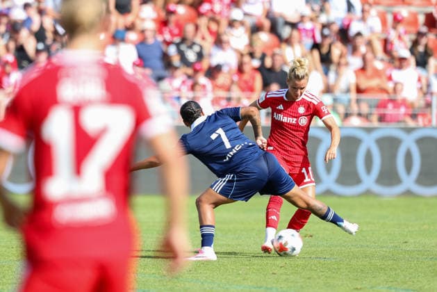 Linda Dallmann (FC Bayern Muenchen, 10) mit Ball mit Manoly Baquerzio (Paris FC, 03), GER, FC Bayern Muenchen vs. Paris FC, Fussball, Testspiel, Saison 2026 2027, 09.08.2026, GER, FC Bayern Muenchen vs. Paris FC, Fussball, Testspiel, Saison 2026 2027, 09.08.2026 Unterhaching *** Linda Dallmann, FC Bayern Munich, No. 10 with the ball alongside Manoly Baquerzio, Paris FC, No. 03, GER, FC Bayern Munich vs. Paris FC, Soccer, Friendly Match, 2026–2027 Season, August 9, 2026, GER, FC Bayern Munich vs. Paris FC, soccer, friendly match, 2026–2027 season, August 9, 2026, Unterhaching Copyright: xEibner-Pressefoto JennixMaulx EP_JML