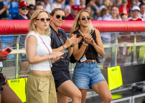 09.08.2026, Google Pixel Frauen-Bundesliga: Testspiel FC Bayern Frauen - Paris FC, im Sportpark Unterhaching, Vaness Gilles (mitte, FC Bayern) und Giulia Gwinn (re, FC Bayern) *** August 9, 2026, Google Pixel Women s Bundesliga Friendly Match: FC Bayern Women vs. Paris FC, at Sportpark Unterhaching; Vaness Gilles (center), FC Bayern, and Giulia Gwinn (right), FC Bayern