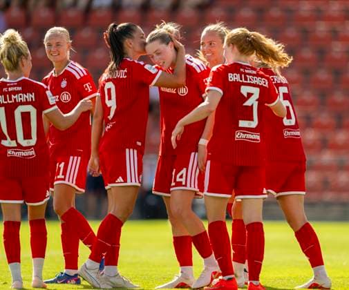 09.08.2026, Google Pixel Frauen-Bundesliga: Testspiel FC Bayern Frauen - Paris FC, im Sportpark Unterhaching, Torjubel Alara Sehitler (3.v.re, FC Bayern München) mit Jovana Damnjanovic (FC Bayern München) Linda Dallmann (FC Bayern München) *** August 9, 2026, Google Pixel Women s Bundesliga Friendly Match: FC Bayern Women vs. Paris FC, at Sportpark Unterhaching; Alara Sehitler celebrates her third goal, FC Bayern Munich with Jovana Damnjanovic, FC Bayern Munich, Linda Dallmann, FC Bayern Munich