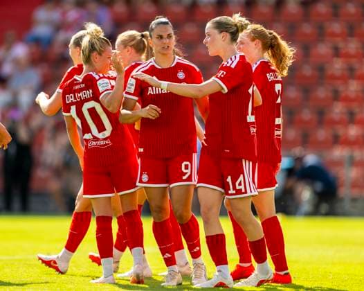 09.08.2026, Google Pixel Frauen-Bundesliga: Testspiel FC Bayern Frauen - Paris FC, im Sportpark Unterhaching, Torjubel Alara Sehitler (re, FC Bayern München) mit Jovana Damnjanovic (FC Bayern München) Linda Dallmann (FC Bayern München) *** August 9, 2026, Google Pixel Women s Bundesliga Friendly Match: FC Bayern Women vs. Paris FC, at Sportpark Unterhaching, Alara Sehitler (right) celebrates a goal; FC Bayern Munich with Jovana Damnjanovic; FC Bayern Munich; Linda Dallmann; FC Bayern Munich