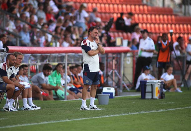 Fussball, Frauen, Saison 2026 2027, FC Bayern München - Paris FC, Freundschaftsspiel, Testspiel, Sportpark Unterhaching Jose Barcala, Trainer (FC Bayern München) nachdenklich an der Seitenlinie stehend *** Soccer, Women, 2026–2027 Season, FC Bayern Munich vs. Paris FC, Friendly Match, Exhibition Match, Sportpark Unterhaching; Jose Barcala, FC Bayern Munich coach, standing pensively on the sideline