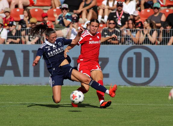 Fussball, Frauen, Saison 2026 2027, FC Bayern München - Paris FC, Freundschaftsspiel, Testspiel, Sportpark Unterhaching Klara Bühl Buehl (FC Bayern München) (re.) gibt eine Flanke in den Strafraum *** Soccer, Women, 2026–2027 Season, FC Bayern Munich vs. Paris FC, Friendly Match, Exhibition Match, Sportpark Unterhaching, Klara Bühl, Buehl, FC Bayern Munich sends a cross into the penalty area