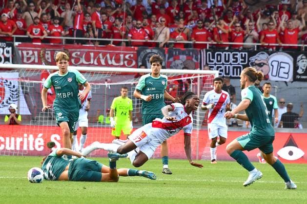Sion, 09.08.2026, Football Brack Super League, FC Sion - FC Vaduz, Fode Sylia (FCS 37) duel with Julian Stark (Vaduz 17) & Liridon Berisha (Vaduz 5) (Frederic Dubuis Imago) FC SION - FC VADUZ Imago