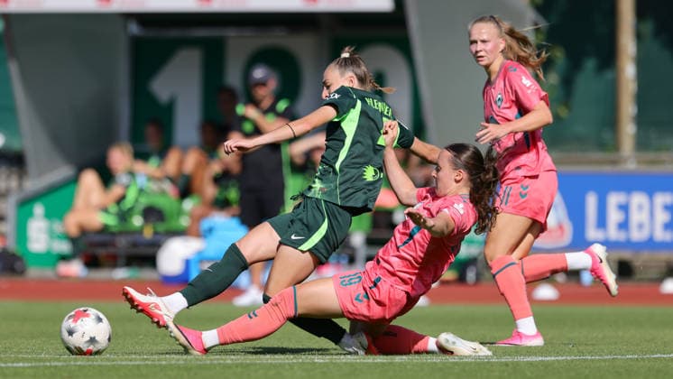 v.li.: Sophia Kleinherne (VfL Wolfsburg, 4) und Felicia Sträßer (SV Werder Bremen, 19) im Zweikampf, Duell, Dynamik, Aktion, Action, Spielszene, 09.08.2026, Bremen (Deutschland), Fussball, Testspiel Frauen, SV Werder Bremen - VfL Wolfsburg *** From left: Sophia Kleinherne (VfL Wolfsburg), 4, and Felicia Sträßer (SV Werder Bremen), 19, in a one-on-one battle, duel, dynamic moment, action, game scene, August 9, 2026, Bremen, Germany, soccer, women’s friendly, SV Werder Bremen vs. VfL Wolfsburg xobx