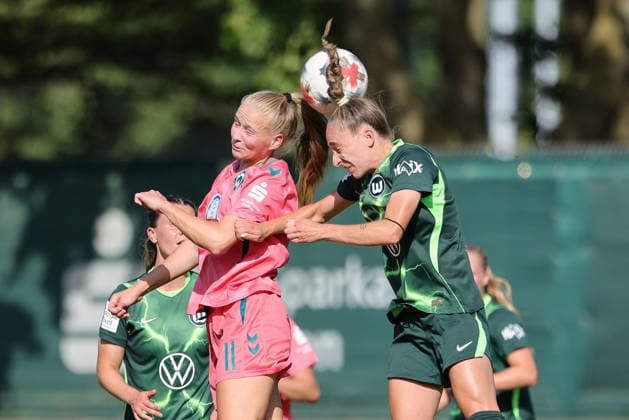 v.li.: Isabella Jaron (SV Werder Bremen, 11) und Sophia Kleinherne (VfL Wolfsburg, 4) im Kopfballduell, Kopfball, Zweikampf, Action, Aktion, Spielszene, 09.08.2026, Bremen (Deutschland), Fussball, Testspiel Frauen, SV Werder Bremen - VfL Wolfsburg *** From left: Isabella Jaron (SV Werder Bremen), 11, and Sophia Kleinherne (VfL Wolfsburg), 4, in a header duel; header, tackle, action, game scene, August 9, 2026, Bremen, Germany, soccer, women’s friendly, SV Werder Bremen vs. VfL Wolfsburg xobx