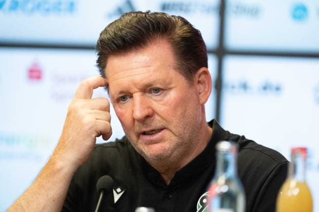 09.08.2026: Fußball: Energie Cottbus - Hannover 96, 2. Spieltag im LEAG Energie Stadion. Hannover 96 Trainer Christian Titz nachdenklich und niedergeschlagen nach dem Spiel bei der Pressekonferenz WICHTIGER HINWEIS: Gemäß den Vorgaben der DFL und des DFB ist es untersagt, in dem Stadion und oder vom Spiel angefertigte Fotoaufnahmen in Form von Sequenzbildern und oder videoähnlichen Fotostrecken zu verwerten bzw. verwerten zu lassen. *** August 9, 2026: Energie Cottbus vs. Hannover 96, Matchday 2 at the LEAG Energie Stadium Hannover 96 coach Christian Titz looking pensive and dejected at the postgame press conference IMPORTANT NOTICE In accordance with DFL and DFB regulations, it is prohibited to use or allow the use of photographs taken in the stadium and or during the match in the form of sequential images and or video-like photo series Copyright: xJamesxZabelx