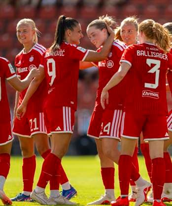 09.08.2026, Google Pixel Frauen-Bundesliga: Testspiel FC Bayern Frauen - Paris FC, im Sportpark Unterhaching, Torjubel Alara Sehitler (3.v.re, FC Bayern München) mit Jovana Damnjanovic (FC Bayern München) *** August 9, 2026, Google Pixel Women s Bundesliga Friendly Match: FC Bayern Women vs. Paris FC, at Sportpark Unterhaching; Alara Sehitler celebrates her third goal, FC Bayern Munich with Jovana Damnjanovic, FC Bayern Munich