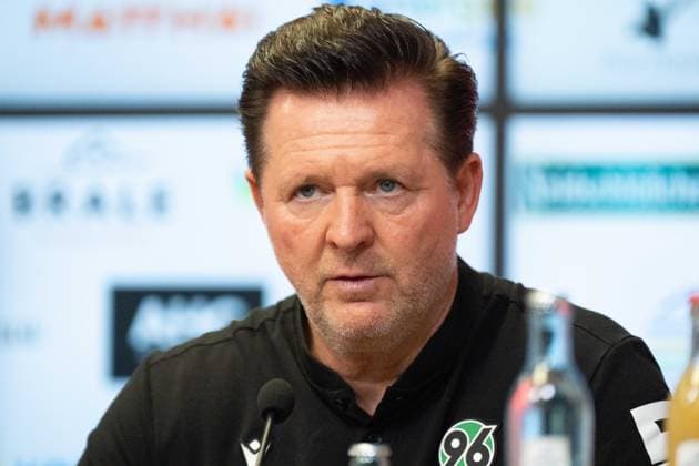 09.08.2026: Fußball: Energie Cottbus - Hannover 96, 2. Spieltag im LEAG Energie Stadion. Hannover 96 Trainer Christian Titz nach dem Spiel bei der Pressekonferenz WICHTIGER HINWEIS: Gemäß den Vorgaben der DFL und des DFB ist es untersagt, in dem Stadion und oder vom Spiel angefertigte Fotoaufnahmen in Form von Sequenzbildern und oder videoähnlichen Fotostrecken zu verwerten bzw. verwerten zu lassen. *** August 9, 2026: Energie Cottbus vs. Hannover 96, Matchday 2 at the LEAG Energie Stadium. Hannover 96 Coach Christian Titz at the postgame press conference. IMPORTANT NOTICE: In accordance with DFL and DFB regulations, it is prohibited to use or allow the use of photographs taken in the stadium and or during the match in the form of sequential images and or video-like photo sequences Copyright: xJamesxZabelx