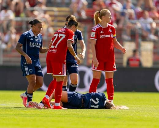 09.08.2026, Google Pixel Frauen-Bundesliga: Testspiel FC Bayern Frauen - Paris FC, im Sportpark Unterhaching, Oceane Picard (Paris) verletzt am Boden. *** August 9, 2026, Google Pixel Women s Bundesliga Friendly: FC Bayern Women vs. Paris FC, at Sportpark Unterhaching; Oceane Picard of Paris lies injured on the field