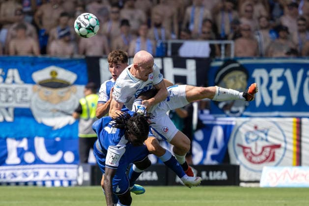 Fußball 3. Liga, Saison 2026 27, 1. Spieltag: TSG Hoffenheim 2 gegen Hansa Rostock***Maximilian Krauß (35, Rostock) wird von Miguel Blessing Makanda (17, Hoffenheim) gefoult *** Soccer 3rd Division, 2026–27 Season, Matchday 1: TSG Hoffenheim 2 vs. Hansa Rostock***Maximilian Krauß (35), Rostock, is fouled by Miguel Blessing Makanda (17), Hoffenheim Copyright: xUdoxHerrmannx