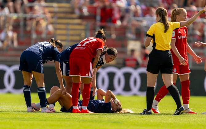 09.08.2026, Google Pixel Frauen-Bundesliga: Testspiel FC Bayern Frauen - Paris FC, im Sportpark Unterhaching, Oceane Picard (Paris) verletzt am Boden. *** August 9, 2026, Google Pixel Women s Bundesliga Friendly: FC Bayern Women vs. Paris FC, at Sportpark Unterhaching; Oceane Picard of Paris lies injured on the field
