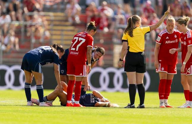 09.08.2026, Google Pixel Frauen-Bundesliga: Testspiel FC Bayern Frauen - Paris FC, im Sportpark Unterhaching, Oceane Picard (Paris) verletzt am Boden. *** August 9, 2026, Google Pixel Women s Bundesliga Friendly: FC Bayern Women vs. Paris FC, at Sportpark Unterhaching; Oceane Picard of Paris lies injured on the field
