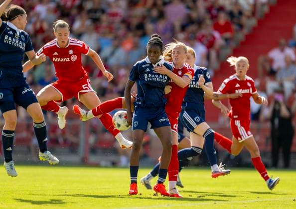 09.08.2026, Google Pixel Frauen-Bundesliga: Testspiel FC Bayern Frauen - Paris FC, im Sportpark Unterhaching, v.li: Magdalena Eriksson (FC Bayern München), Glodis Perla Viggosdottir (FC Bayern München) *** August 9, 2026, Google Pixel Women s Bundesliga Friendly Match: FC Bayern Women vs. Paris FC, at Sportpark Unterhaching; from left: Magdalena Eriksson (FC Bayern Munich), Glodis Perla Viggosdottir (FC Bayern Munich)