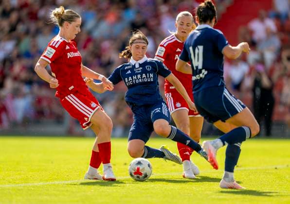 09.08.2026, Google Pixel Frauen-Bundesliga: Testspiel FC Bayern Frauen - Paris FC, im Sportpark Unterhaching, Torschuss Alara Sehitler (li, FC Bayern München) zum 2:0 *** August 9, 2026, Google Pixel Women s Bundesliga Friendly: FC Bayern Women vs. Paris FC, at Sportpark Unterhaching; Alara Sehitler (left) takes a shot, FC Bayern Munich leads 2–0