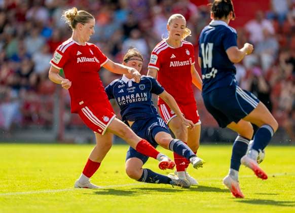 09.08.2026, Google Pixel Frauen-Bundesliga: Testspiel FC Bayern Frauen - Paris FC, im Sportpark Unterhaching, Torschuss Alara Sehitler (li, FC Bayern München) zum 2:0 *** August 9, 2026, Google Pixel Women s Bundesliga Friendly: FC Bayern Women vs. Paris FC, at Sportpark Unterhaching; Alara Sehitler (left) takes a shot, FC Bayern Munich leads 2–0