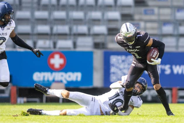 Aaron Jackson (Raiders Tirol, 01) runs with the ball and is tackled by Yani Gouadfel (Paris Musketeers, 10), Raiders Tirol vs Paris Musketeers, American Football, EFA, Week 13, 2026, 09.08.2026 Innsbruck Tivoli Sradium Austria Copyright: xPFA BjörnxKeckerx