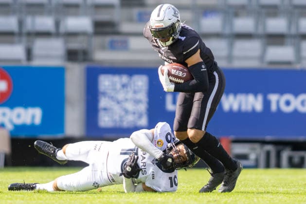 Aaron Jackson (Raiders Tirol, 01) runs with the ball and Yani Gouadfel (Paris Musketeers, 10) misses the tackle, Raiders Tirol vs Paris Musketeers, American Football, EFA, Week 13, 2026, 09.08.2026 with the Raiders Tirol vs Paris Musketeers, American Football, EFA, Week 13, 2026, 09.08.2026 Innsbruck Tivoli Sradium Austria Copyright: xPFA BjörnxKeckerx