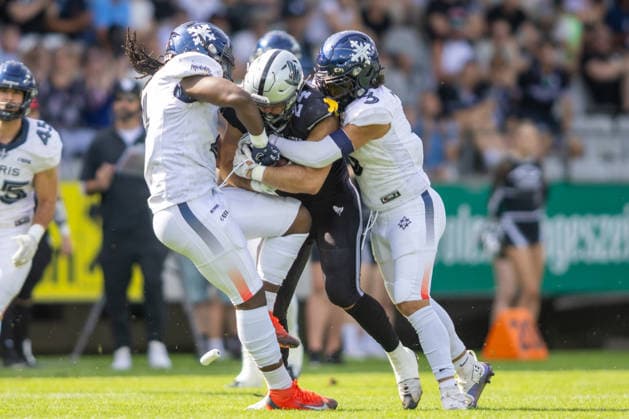 Lukas Haslwanter (Raiders Tirol, 24) runs with the ball and is tackled by Amir Kilani (Paris Musketeers, 03) and Digaan Gomis Katchanga (Paris Musketeers, 04), Raiders Tirol vs Paris Musketeers, American Football, EFA, Week 13, 2026, 09.08.2026 Innsbruck Tivoli Sradium Austria Copyright: xPFA BjörnxKeckerx