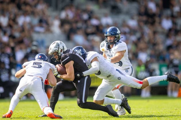 Toni Rabensteiner (R aiders Tirol, 11)runs with the ball and is tackled by Remi Bertellin (Paris Musketeers, 05) and Joannice Goncalves (Paris Musketeers, 11), Raiders Tirol vs Paris Musketeers, American Football, EFA, Week 13, 2026, 09.08.2026 Innsbruck Tivoli Sradium Austria Copyright: xPFA BjörnxKeckerx