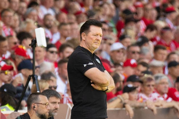 09.08.2026: Fußball: Energie Cottbus - Hannover 96, 2. Spieltag im LEAG Energie Stadion. Hannover 96 Trainer Christian Titz nachdenklich am Spielfeldrand WICHTIGER HINWEIS: Gemäß den Vorgaben der DFL und des DFB ist es untersagt, in dem Stadion und oder vom Spiel angefertigte Fotoaufnahmen in Form von Sequenzbildern und oder videoähnlichen Fotostrecken zu verwerten bzw. verwerten zu lassen. *** August 9, 2026: Energie Cottbus vs. Hannover 96, Matchday 2 at the LEAG Energie Stadium. Hannover 96 coach Christian Titz looks pensive on the sidelines. IMPORTANT NOTICE: In accordance with DFL and DFB regulations, it is prohibited to use or allow the use of photographs taken in the stadium and or during the game in the form of sequential images and or video-like photo series Copyright: xJamesxZabelx