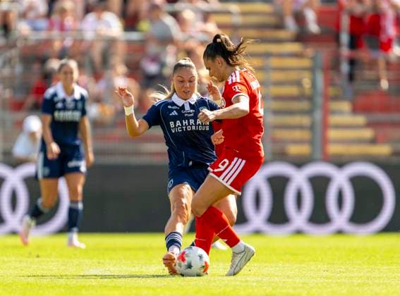 09.08.2026, Google Pixel Frauen-Bundesliga: Testspiel FC Bayern Frauen - Paris FC, im Sportpark Unterhaching, v.li: Oceane Picard (Paris) gegen Jovana Damnjanovic (FC Bayern München) *** August 9, 2026, Google Pixel Women s Bundesliga Friendly: FC Bayern Women vs. Paris FC, at Sportpark Unterhaching; from left: Oceane Picard (Paris) vs. Jovana Damnjanovic (FC Bayern Munich)